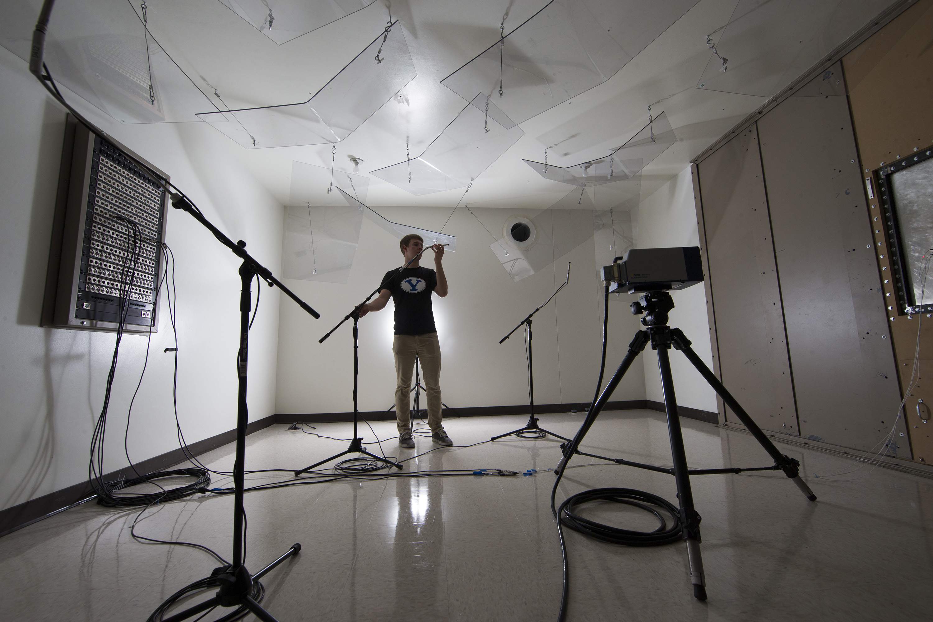 Setting up microphones in a reverberation chamber
